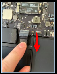 macの本体と電池接合部の外し方、方向